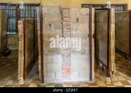 Mattone angusti delle cellule presso il Museo del Genocidio Tuol Sleng, Phnom Penh, dove i Khmer rossi, sotto la guida di Pol Pot, torturati migliaia di persone prima che la loro uccisione. Foto Stock