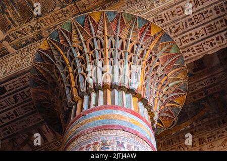 Colonne colorate dell'antico tempio di Khnum a Esna, Luxor, Egitto Foto Stock