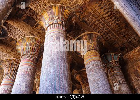 Colonne colorate dell'antico tempio di Khnum a Esna, Luxor, Egitto Foto Stock