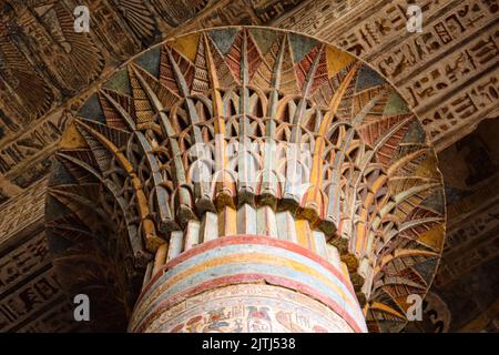 Colonne colorate dell'antico tempio di Khnum a Esna, Luxor, Egitto Foto Stock