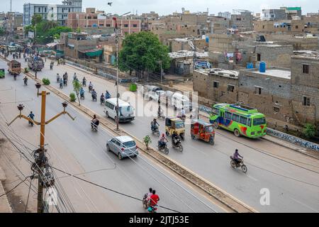 Karachi Korangi strade e mezzi pubblici e biciclette Foto Stock