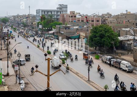 Karachi Korangi strade e mezzi pubblici e biciclette Foto Stock