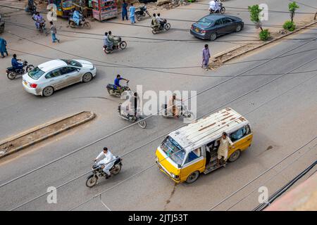 Karachi Korangi strade e mezzi pubblici e biciclette Foto Stock