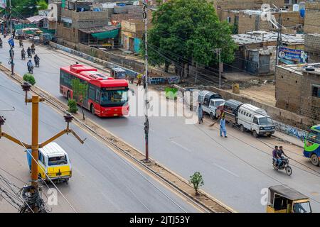 Karachi Korangi strade e mezzi pubblici e biciclette Foto Stock