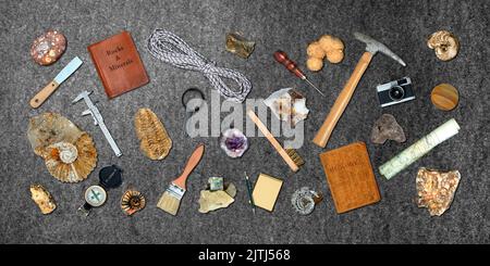 Vista dall'alto di Set Fieldwork Geology Tools su sfondo scuro Foto Stock