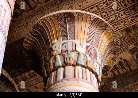 Colonne colorate dell'antico tempio di Khnum a Esna, Luxor, Egitto Foto Stock