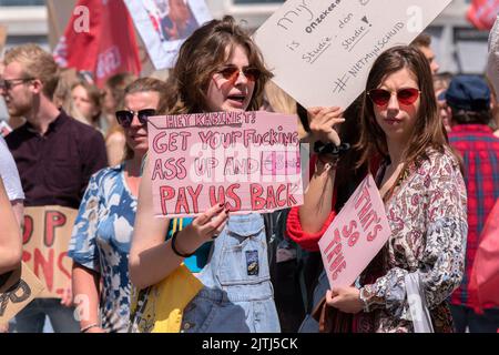 Due donne alla dimostrazione studentesca da The Not My Fault ad Amsterdam Paesi Bassi 11-6-2022 Foto Stock