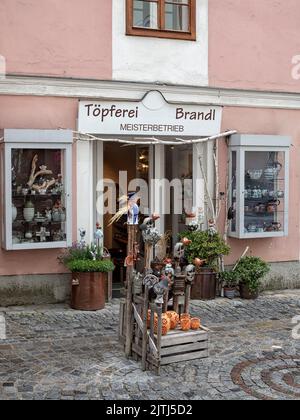 MELK, AUSTRIA - 13 LUGLIO 2019: Vista esterna del negozio di ceramiche Brandl nella città vecchia Foto Stock