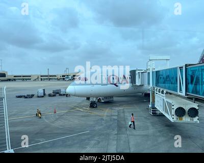 Qatar Airways all'Aeroporto Internazionale di Jinnah Karachi Foto Stock