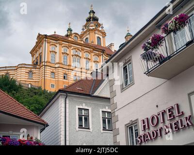 MELK, AUSTRIA - 13 LUGLIO 2019: Vista esterna Hotel Stadt Melk con l'Abbazia sullo sfondo Foto Stock