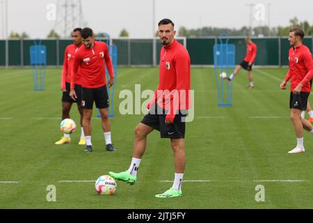 Augusta, Germania. 31st ago, 2022. Nuova firma Mergim Berisha durante l'allenamento. Il FC Augsburg ha firmato il campione europeo U21 Mergim Berisha. Il 24-year-old attaccante è venuto dal club turco Fenerbahce Istanbul per un anno in prestito con una successiva opzione di acquisto, la Bundesliga calcio club annunciato il Mercoledì. Credit: Christian Kolbert/Bildagentur kolbert-press/dpa/Alamy Live News Foto Stock