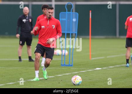 Augusta, Germania. 31st ago, 2022. Nuova firma Mergim Berisha durante l'allenamento. Il FC Augsburg ha firmato il campione europeo U21 Mergim Berisha. Il 24-year-old attaccante è venuto dal club turco Fenerbahce Istanbul per un anno in prestito con una successiva opzione di acquisto, la Bundesliga calcio club annunciato il Mercoledì. Credit: Christian Kolbert/Bildagentur kolbert-press/dpa/Alamy Live News Foto Stock