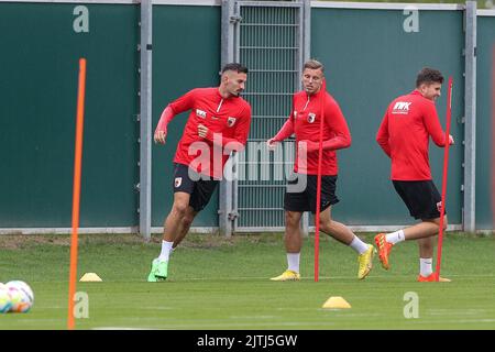 Augusta, Germania. 31st ago, 2022. Nuova firma Mergim Berisha durante l'allenamento. Il FC Augsburg ha firmato il campione europeo U21 Mergim Berisha. Il 24-year-old attaccante è venuto dal club turco Fenerbahce Istanbul per un anno in prestito con una successiva opzione di acquisto, la Bundesliga calcio club annunciato il Mercoledì. Credit: Christian Kolbert/Bildagentur kolbert-press/dpa/Alamy Live News Foto Stock