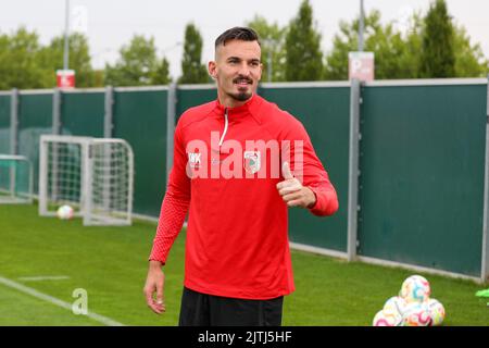 Augusta, Germania. 31st ago, 2022. Nuova firma Mergim Berisha durante l'allenamento. Il FC Augsburg ha firmato il campione europeo U21 Mergim Berisha. Il 24-year-old attaccante è venuto dal club turco Fenerbahce Istanbul per un anno in prestito con una successiva opzione di acquisto, la Bundesliga calcio club annunciato il Mercoledì. Credit: Christian Kolbert/Bildagentur kolbert-press/dpa/Alamy Live News Foto Stock