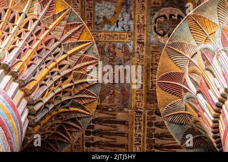 Colonne colorate dell'antico tempio di Khnum a Esna, Luxor, Egitto Foto Stock