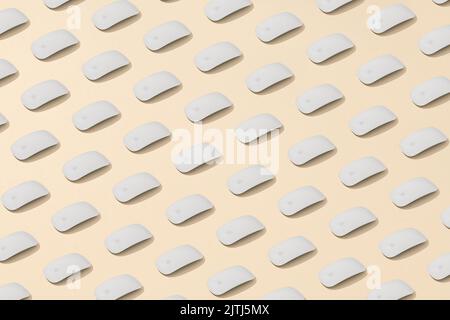 Antalya, Turchia - 30 agosto 2022: Apple Magic mouse allineato isometrico su uno sfondo crema Foto Stock