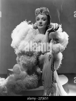 MARLENE DIETRICH Ritratto di RAY JONES in costume disegnato da IRENE indossato in SETTE PECCATORI 1940 regista TAY GARNett Universal Pictures Foto Stock