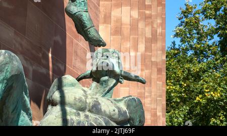 Statua moderna e contemporanea di San Michele sulla cattedrale di Coventry Foto Stock