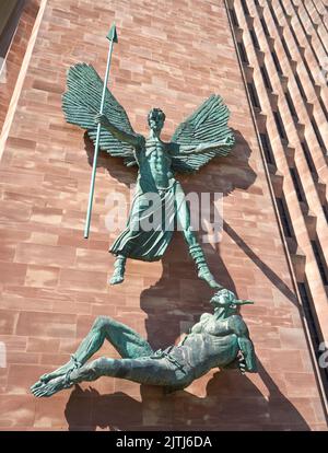 Statua moderna e contemporanea di San Michele sulla cattedrale di Coventry Foto Stock