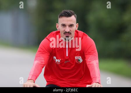 Augusta, Germania. 31st ago, 2022. Nuova firma Mergim Berisha. Il FC Augsburg ha firmato il campione europeo U21 Mergim Berisha. Il 24-year-old attaccante si unisce dal club turco Fenerbahce Istanbul su un contratto di prestito di un anno con una successiva opzione di acquisto, il club Bundesliga annunciato il Mercoledì. Credit: Christian Kolbert/Bildagentur kolbert-press/dpa/Alamy Live News Foto Stock