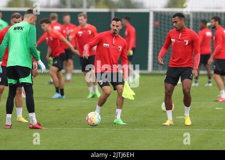 Augusta, Germania. 31st ago, 2022. Nuova firma Mergim Berisha durante l'allenamento. Il FC Augsburg ha firmato il campione europeo U21 Mergim Berisha. Il 24-year-old attaccante è venuto dal club turco Fenerbahce Istanbul per un anno in prestito con una successiva opzione di acquisto, la Bundesliga calcio club annunciato il Mercoledì. Credit: Christian Kolbert/Bildagentur kolbert-press/dpa/Alamy Live News Foto Stock