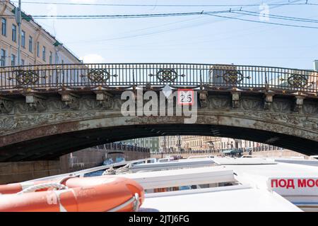 RUSSIA, PIETROBURGO - 20 AGOSTO 2022: russia petersburg st angliyskiy ponte turismo architettura vista della città, per il cielo viaggio dall'acqua e San vecchio Foto Stock