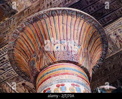 Colonne colorate dell'antico tempio di Khnum a Esna, Luxor, Egitto Foto Stock