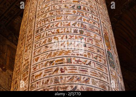 Colonne colorate dell'antico tempio di Khnum a Esna, Luxor, Egitto Foto Stock