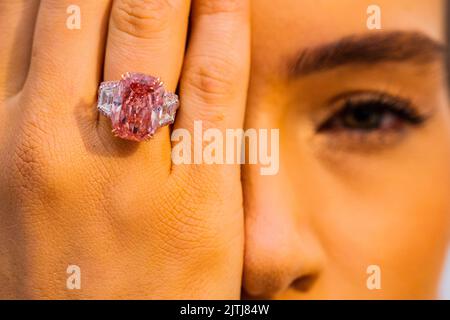 Londra, Regno Unito. 31st ago, 2022. The Williamson Pink Star - Vivid Pink Diamond di oltre 10 carati, stimati in oltre $21 milioni di dollari, a Sothebys, New Bond Street. Uno dei più puri, Pinkest Diamonds mai apparire all'asta e uno dei due soli internamente impeccabile Fancy. Sarà offerto a Sotheby's Hong Kong il prossimo ottobre. Credit: Guy Bell/Alamy Live News Foto Stock
