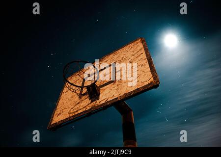 Un tiro a basso angolo di un vecchio basket Foto Stock