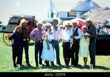 Dallas, Fernsehserie, USA 1978 - 1991, Darsteller vor der Southfork Ranch: Priscilla Beaulieu Presly, Steve Kanaly, Ken Kercheval, Vicotria Principal, Patrick Duffy, Linda Gray, Larry Hagman, Barbara Bel Geddes, Howard Keel Foto Stock