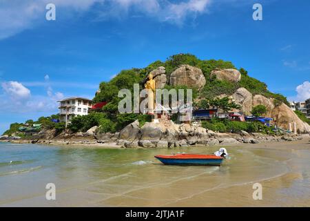 Statua del buddha d'oro, tempio Khao Takiab e spiaggia, Nong Kae, Hua Hin, Thailandia Foto Stock