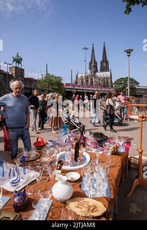 Mercato delle pulci sulle rive del fiume Reno tra Bastei e Hohenzollern ponte, la cattedrale, Colonia, Germania. Troedelmarkt am Rheinufer zwische Foto Stock