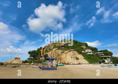 Statua del buddha d'oro Phra Pang Haan Yad, Khao Takiab, Nong Kae, Hua Hin, Thailandia Foto Stock