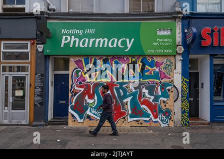 I negozi e le aziende locali si trovano davanti al Notting Hill Carnival, il più grande festival di strada d'Europa nella zona ovest di Londra, nel Regno Unito. Foto Stock