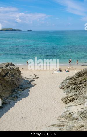 I turisti si godono la tranquilla e isolata Little Fistral sulla costa di Newquay in Cornovaglia nel Regno Unito. Foto Stock