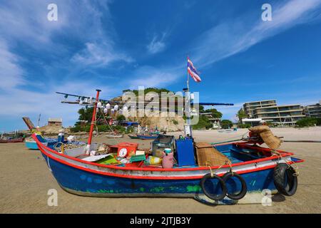 Barca da pesca spiaggiata sulla spiaggia di Khao Takiab, Hua Hin, Thailandia Foto Stock