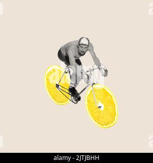 Collage d'arte contemporanea. Design creativo. Giovane uomo, ciclista in bicicletta da corsa uniforme con ruote al limone Foto Stock