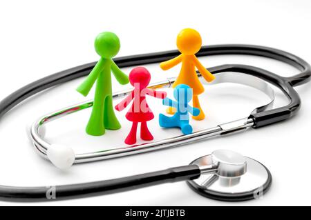 Stetoscopio e figurine in miniatura che rappresentano i genitori e i bambini in un concetto familiare tradizionale per il piano di assicurazione medica famiglia, la salute Foto Stock