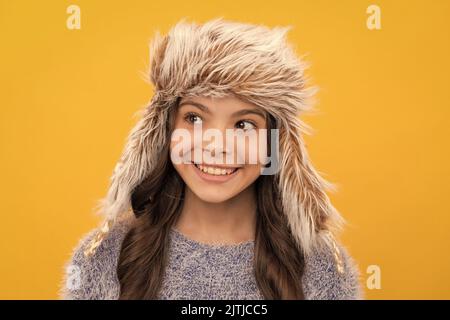 faccia del bambino che indossa abiti caldi. esprimere emozione positiva. moda invernale. Foto Stock