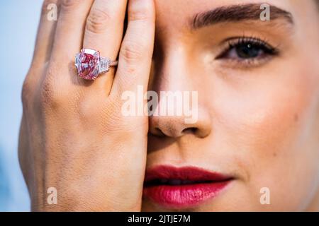 Londra, Regno Unito. 31st ago, 2022. The Williamson Pink Star - Vivid Pink Diamond di oltre 10 carati, stimati in oltre $21 milioni di dollari, a Sothebys, New Bond Street. Uno dei più puri, Pinkest Diamonds mai apparire all'asta e uno dei due soli internamente impeccabile Fancy. Sarà offerto a Sotheby's Hong Kong il prossimo ottobre. Credit: Guy Bell/Alamy Live News Foto Stock