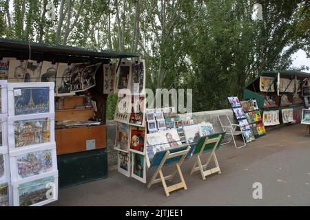 Vista delle bancarelle del mercato che vendono libri e opere d'arte situato lungo la Senna a Parigi, sulla Rue du Pont Neuf. Foto Stock