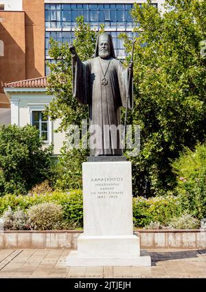 Statua dell'Arcivescovo Damaskinos Papandreou di fronte alla Cattedrale Metropolitana dell'Annunciazione, Piazza Mitropoleos, Atene, Attica, Grecia Foto Stock
