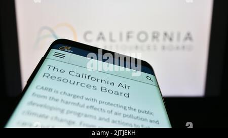 Smartphone con sito Web del California Air Resources Board (CARB) sullo schermo davanti al logo. Messa a fuoco in alto a sinistra del display del telefono. Foto Stock