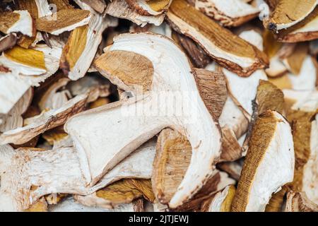 Deliziosi funghi porcini freschi a fette d'Italia Foto Stock