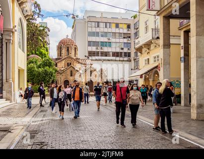 Vista verso la Santa Chiesa della Presentazione della Vergine Maria, Panagia Kapnikarea, via Ermou, Atene, Attica, Grecia Foto Stock