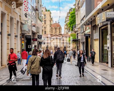 Vista verso la Santa Chiesa della Presentazione della Vergine Maria, Panagia Kapnikarea, via Ermou, Atene, Attica, Grecia Foto Stock