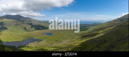 Una vista panoramica aerea delle montagne della Penisola Centrale di Dingle nella Contea di Kerry d'Irlanda Foto Stock