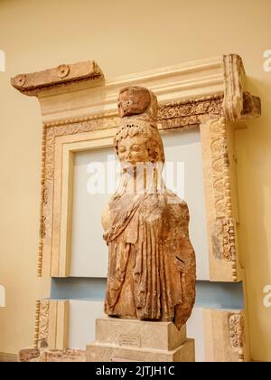 Cariatide del Tesoro Sifniano, Museo Archeologico di Delfi, interno, Delfi, Phocis, Grecia Foto Stock