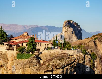 Monastero della Santa Trinità all'alba, Meteora, Tessaglia, Grecia Foto Stock